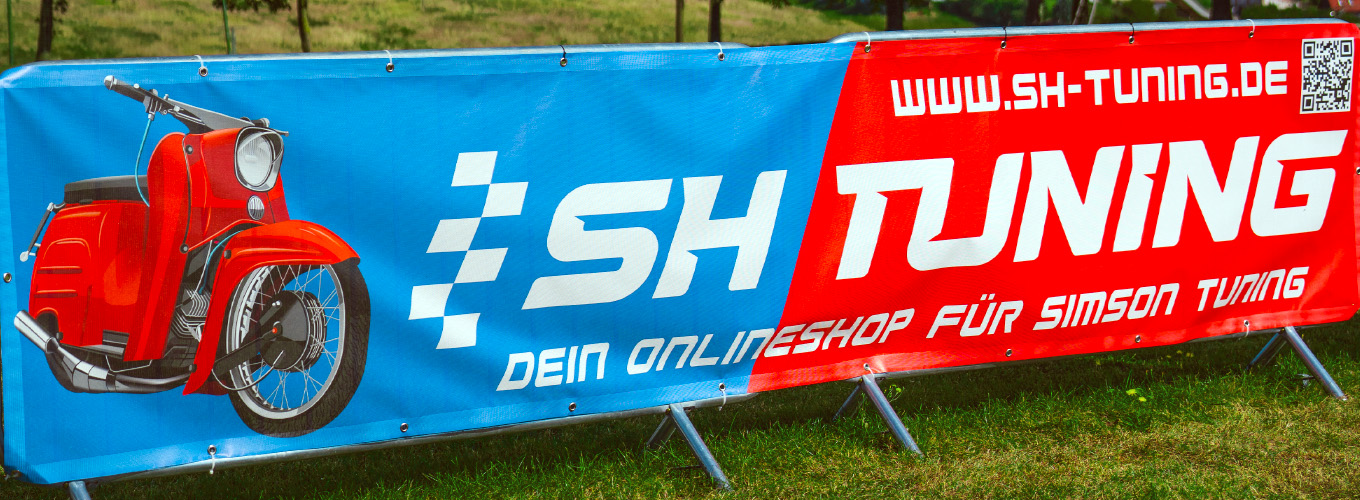 SH-Tuning Banner als Bandenwerbung auf einem Fußballplatz SH-Tuning Banner als Bandenwerbung auf einem Fußballplatz